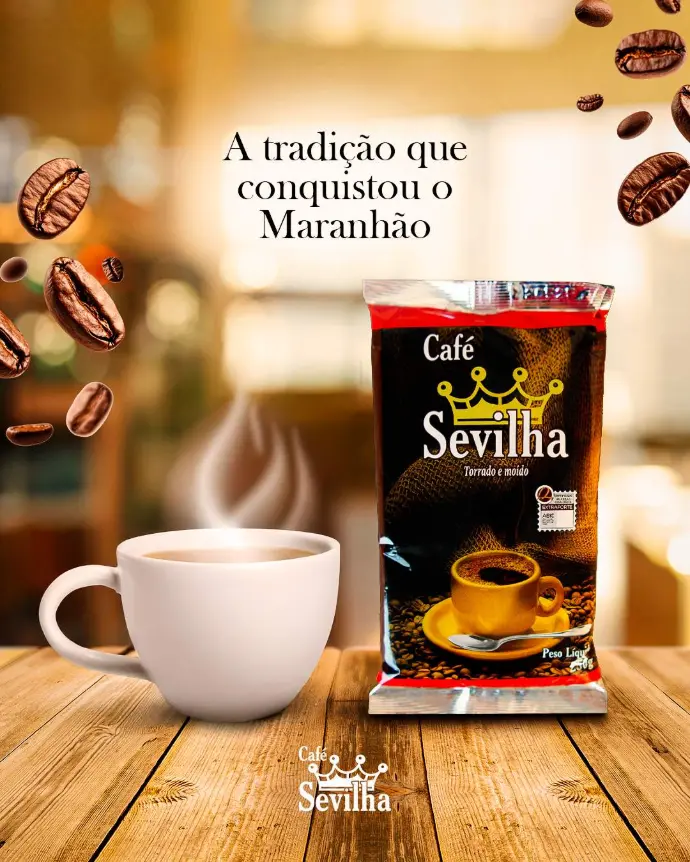 Sachê de café, xícara de café branco e grãos de café, exibindo a marca de Café Sevilha, destacando uma tradição do Maranhão.