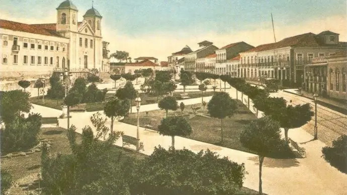 Cartão postal representando a Praça João Lisboa, em São Luís – MA.